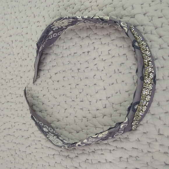 Pre stitched Bedazzled bandana - Picture 2 of 7